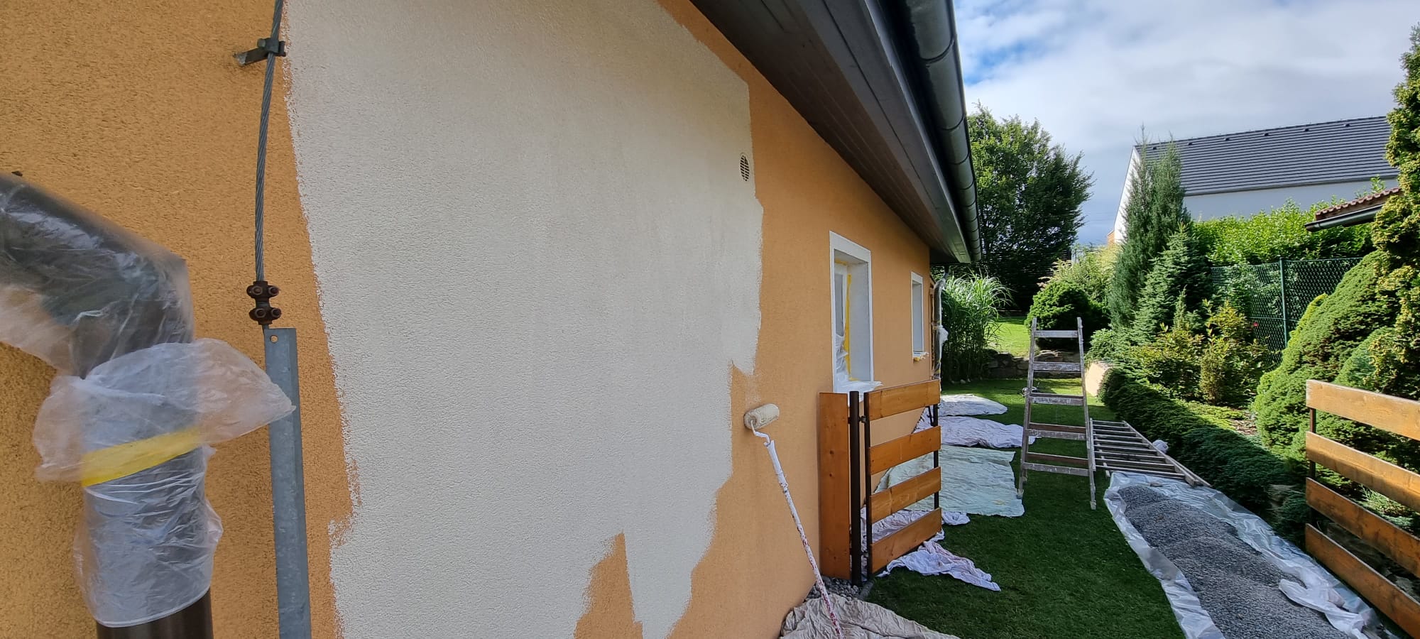Nátěr fasády v průběhu práce